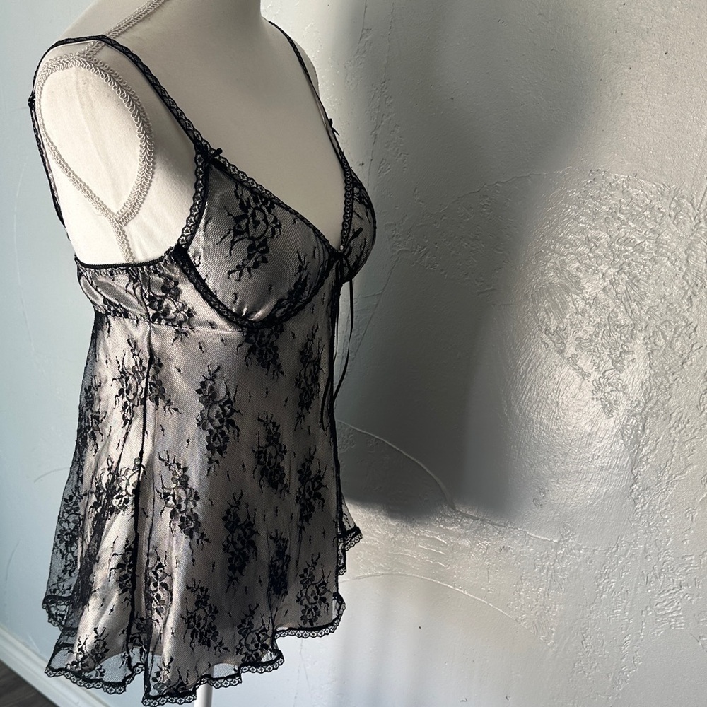 Elegant Black Lace Chemise - Picture 4 of 7